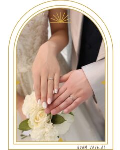 グアムでの結婚式(2026年1月)にて、ウェディングドレスとタキシード姿の二人が手を重ね、指輪とブーケを合わせた幸せな手元ショット
