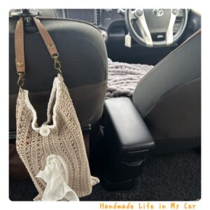 ハンドメイドの膝掛けとティッシュケースでコーディネートした車内全体風景