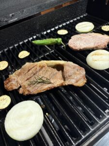 アウラテラス茨城、夕食、カズグリルで常陸牛や野菜を焼いている