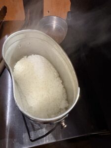 アウラテラス茨城、夕食のご飯、飯盒で炊いたご飯お写真