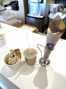 蔵出し焼き芋かいつか、かすみがうら本店、紅天使の焼き芋クレープ、熱々の大学芋に冷やしたソフトクリームがのっているそふいも、焼き芋ラテの写真